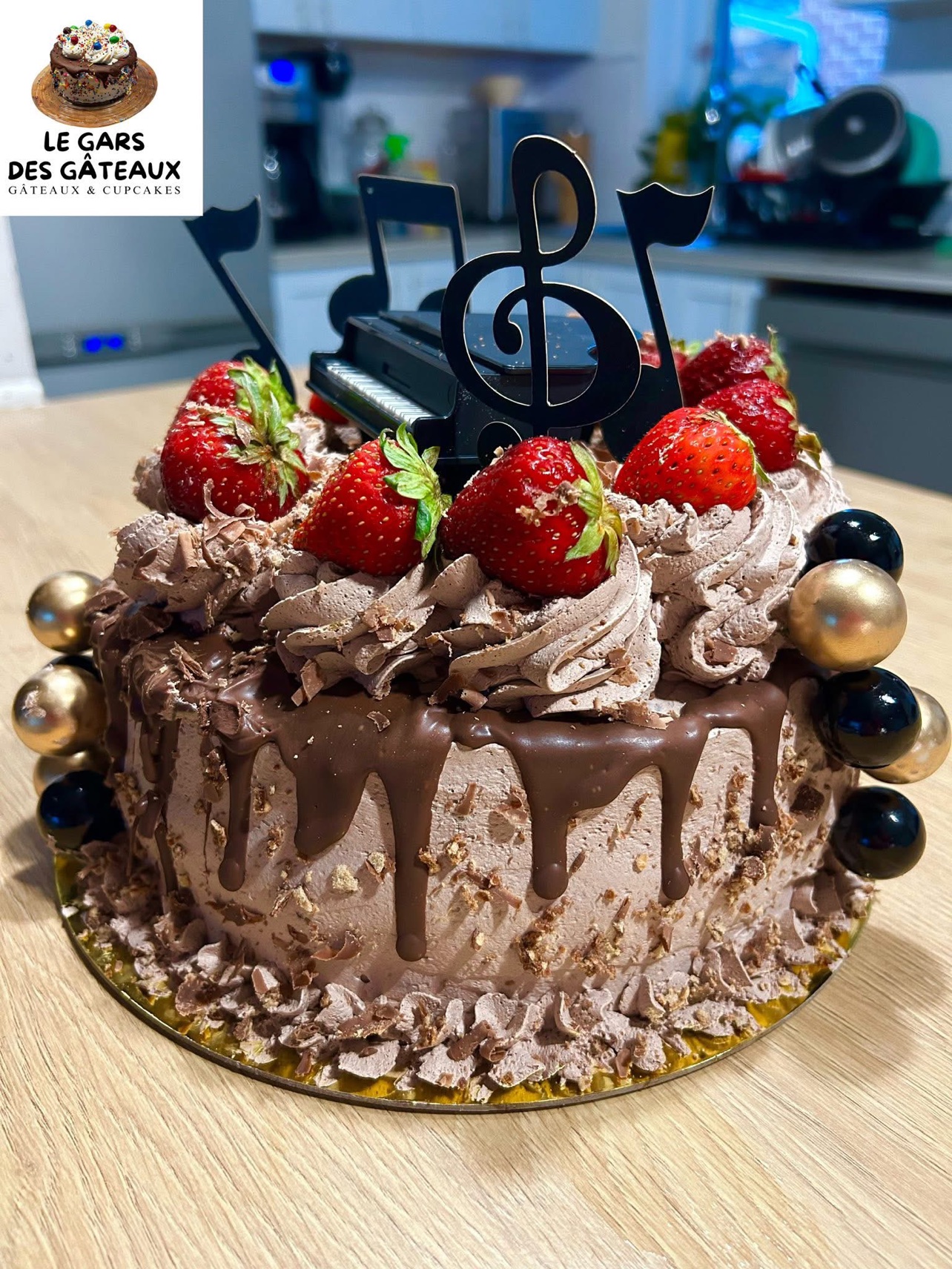 Gâteau fraises et chocolats thème musique avec piano et notes