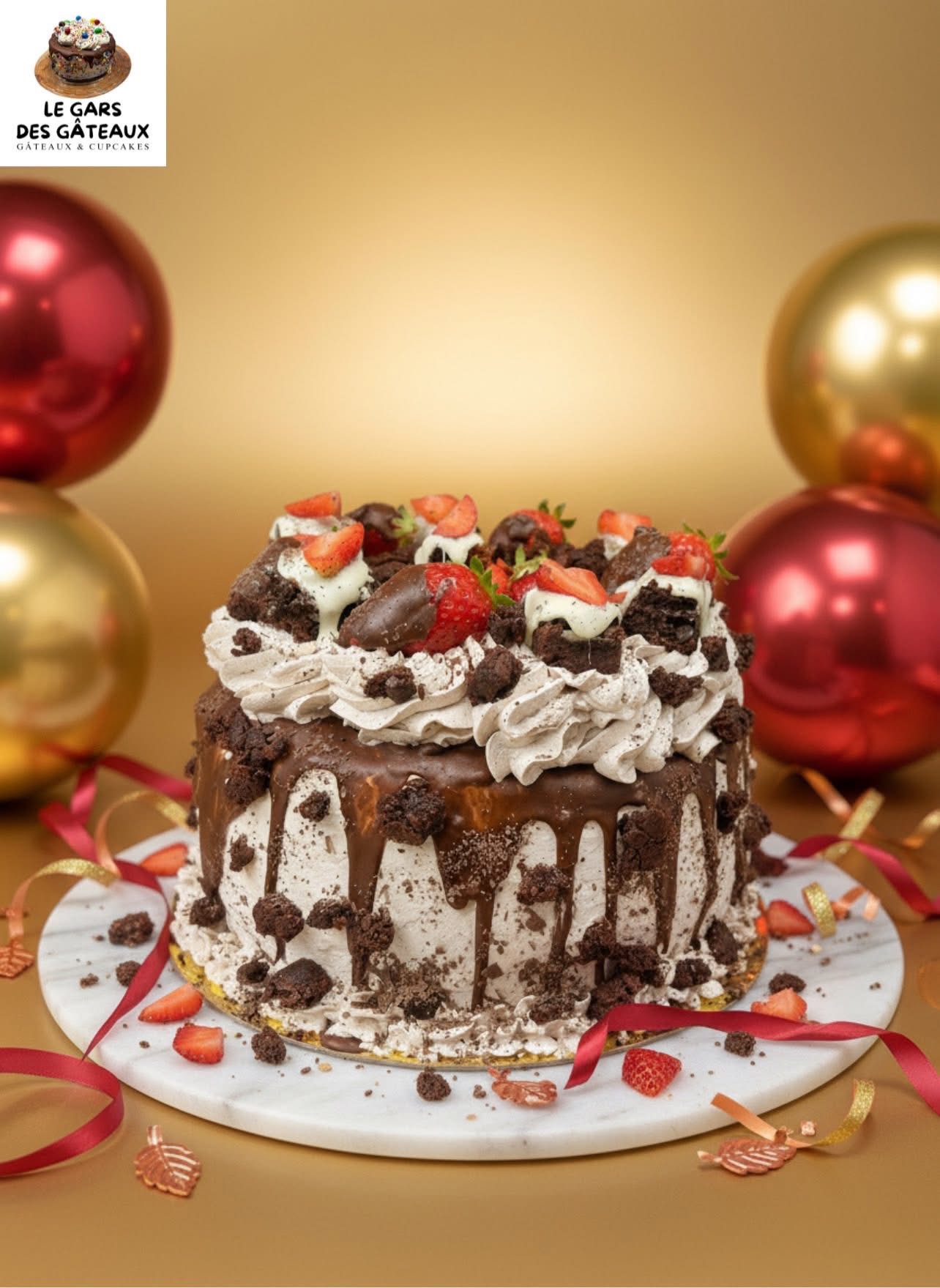 Gâteau Oreo et fraises avec drip au chocolat