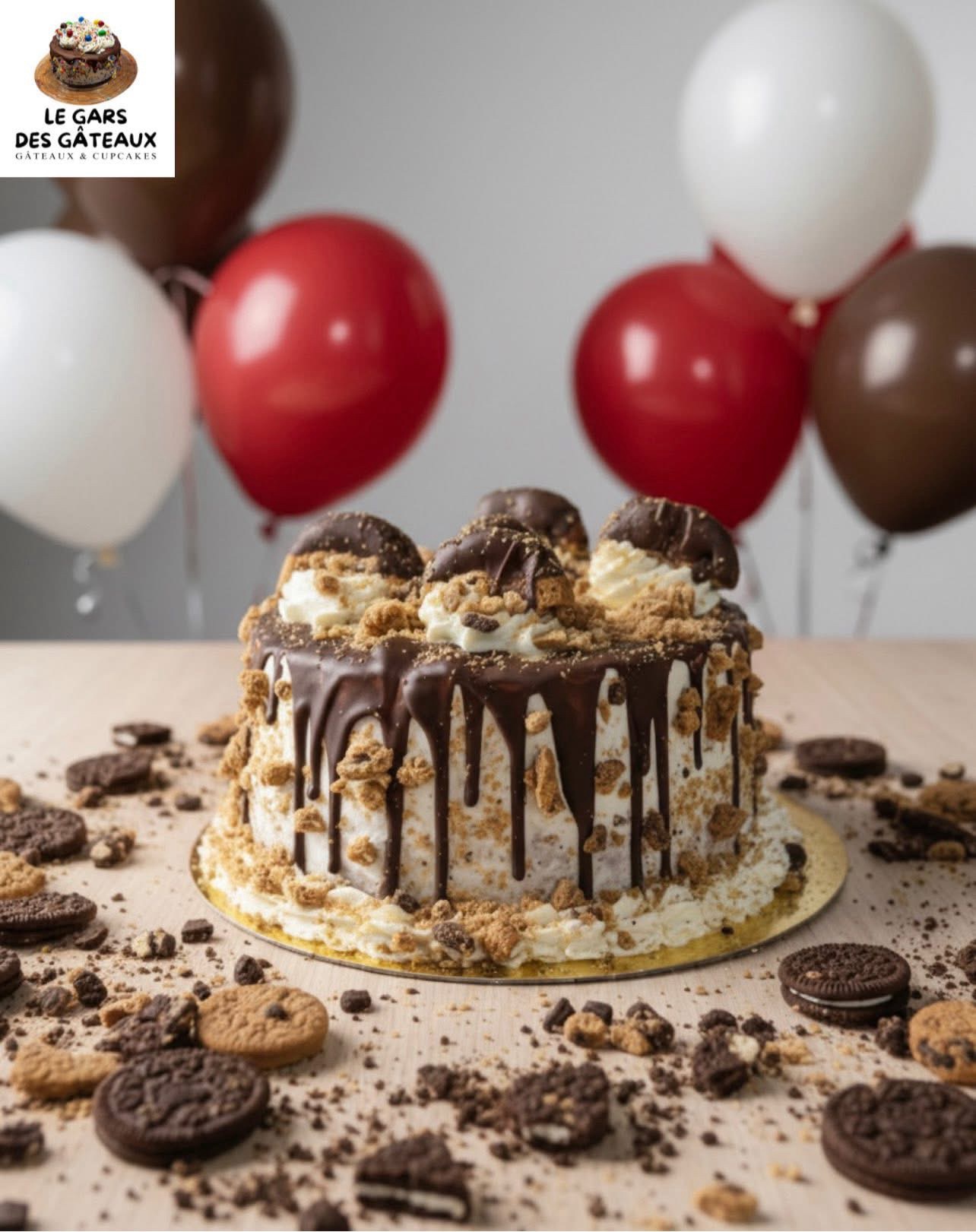 Gâteau pâte à biscuits en gros plan, drip au chocolat et biscuits