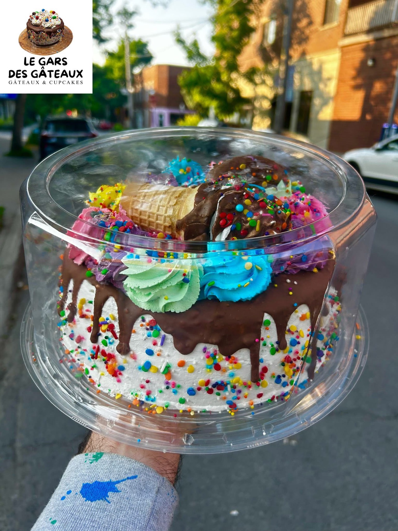 Gâteau thématique avec cornet de crème glacée pour emporter