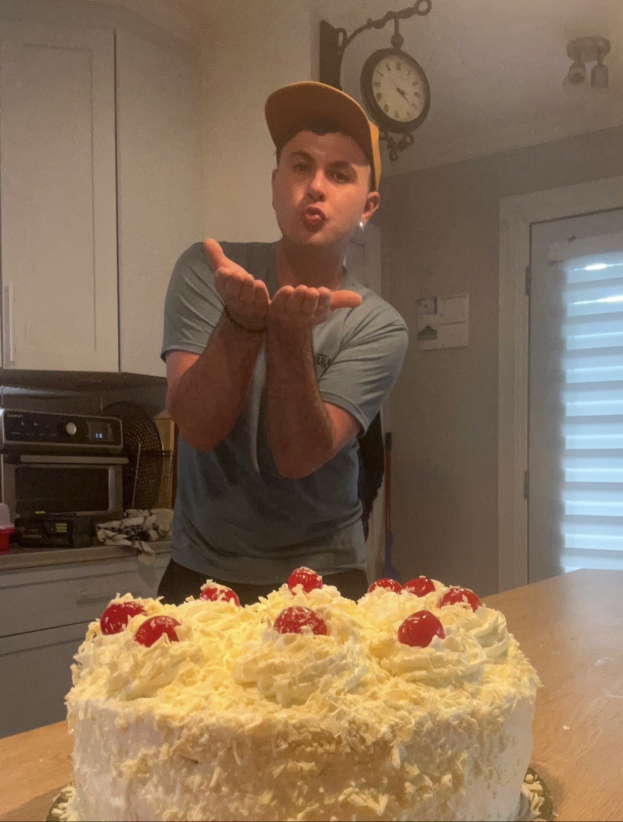 Alex avec son gâteau forêt blanc aux cerises