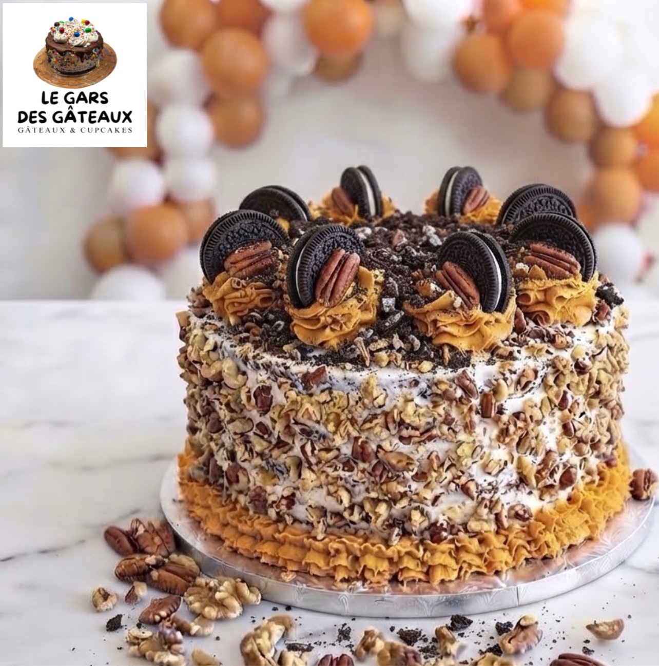 Gâteau décoré de biscuits chocolatés, glaçage caramel et pacanes