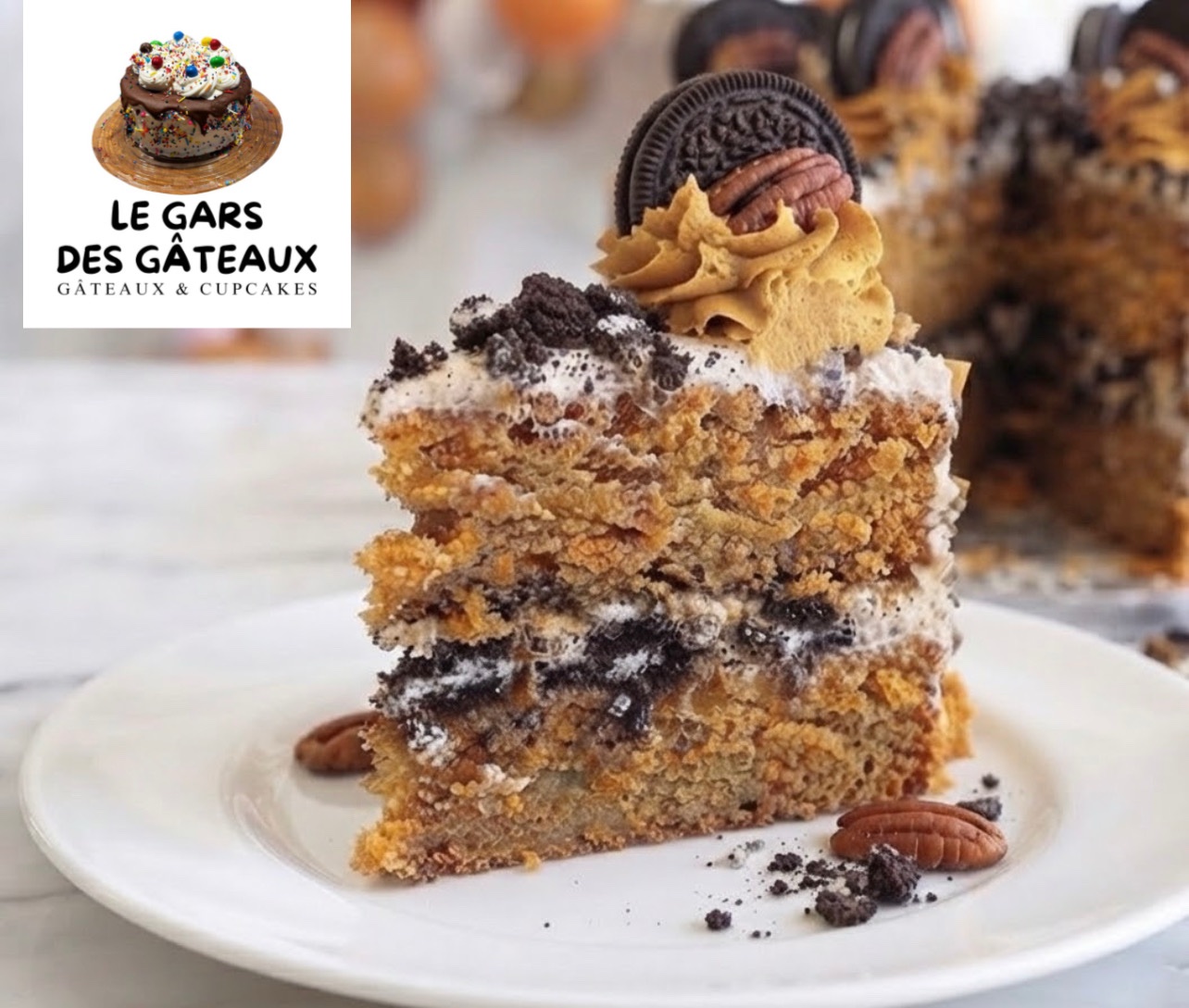Part de gâteau aux biscuits chocolatés, caramel et pacanes