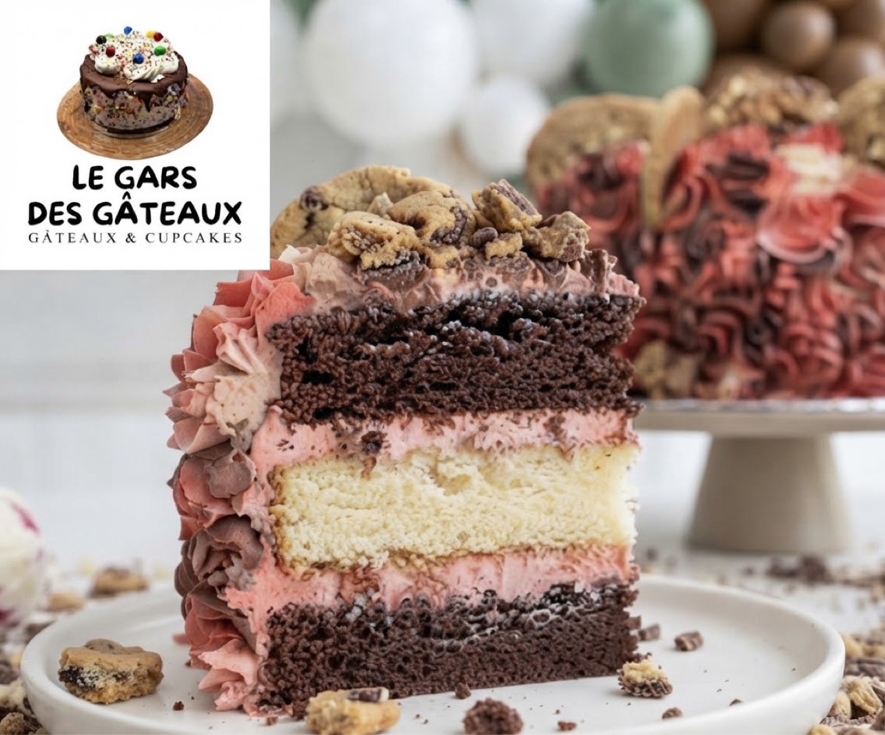 Part de gâteau étagé chocolat et vanille avec glaçage rose et biscuits