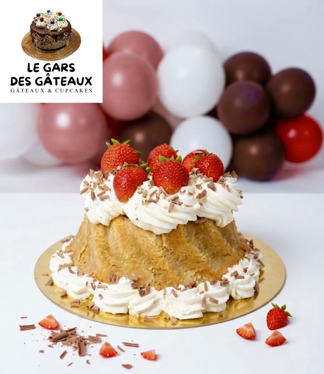 Gâteau doré garni de crème fouettée, fraises et copeaux de chocolat