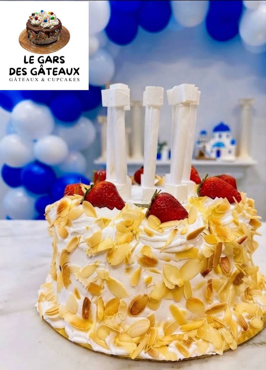 Mon gâteau grec en gros plan : amandes effilées, fraises fraîches et colonnes grecques