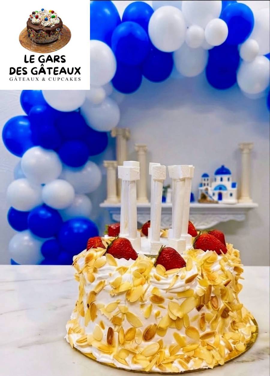 Mon gâteau grec : gâteau aux amandes effilées, fraises et colonnes grecques, décor bleu et blanc