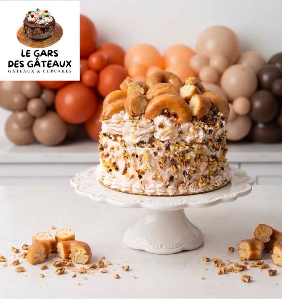 Mon gâteau aux carottes sur présentoir, noix et beignes au miel