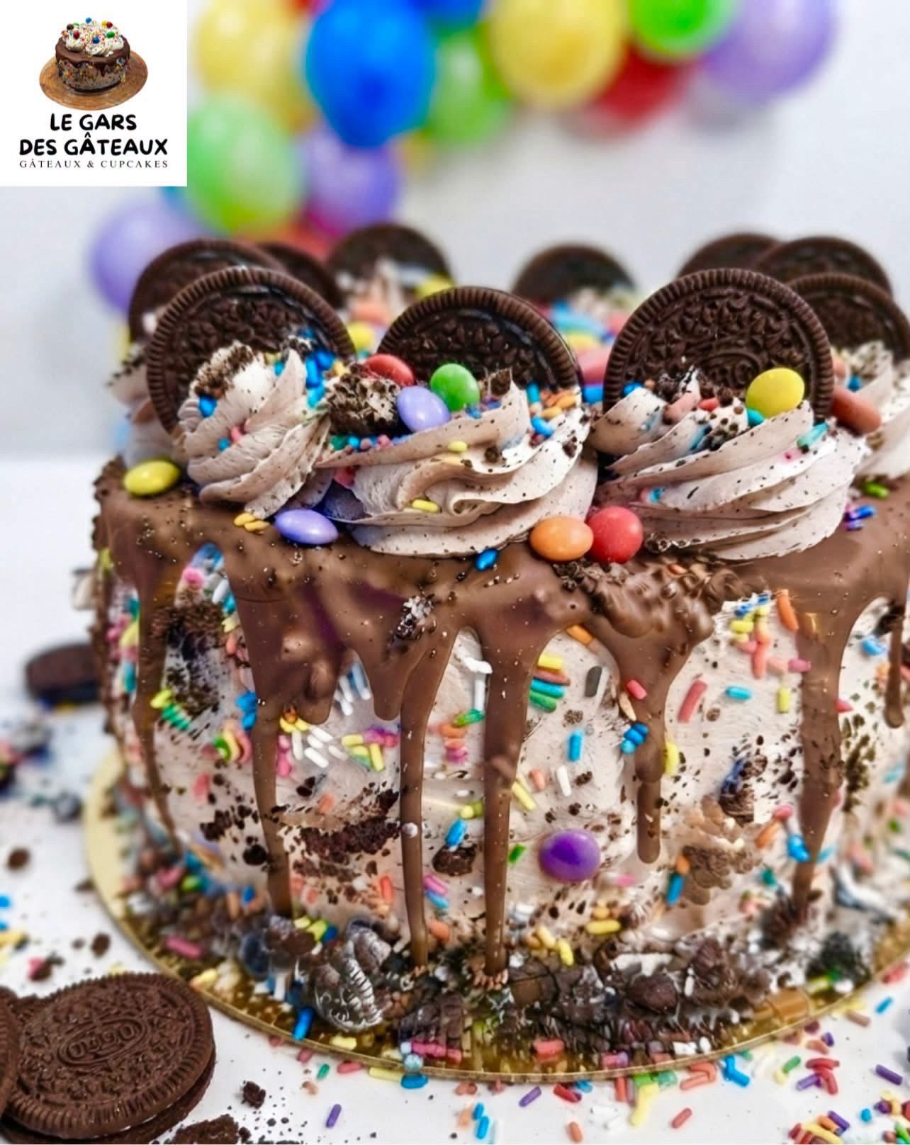 Gros plan sur le gâteau Oreo : drip au chocolat, biscuits Oreo et bonbons colorés