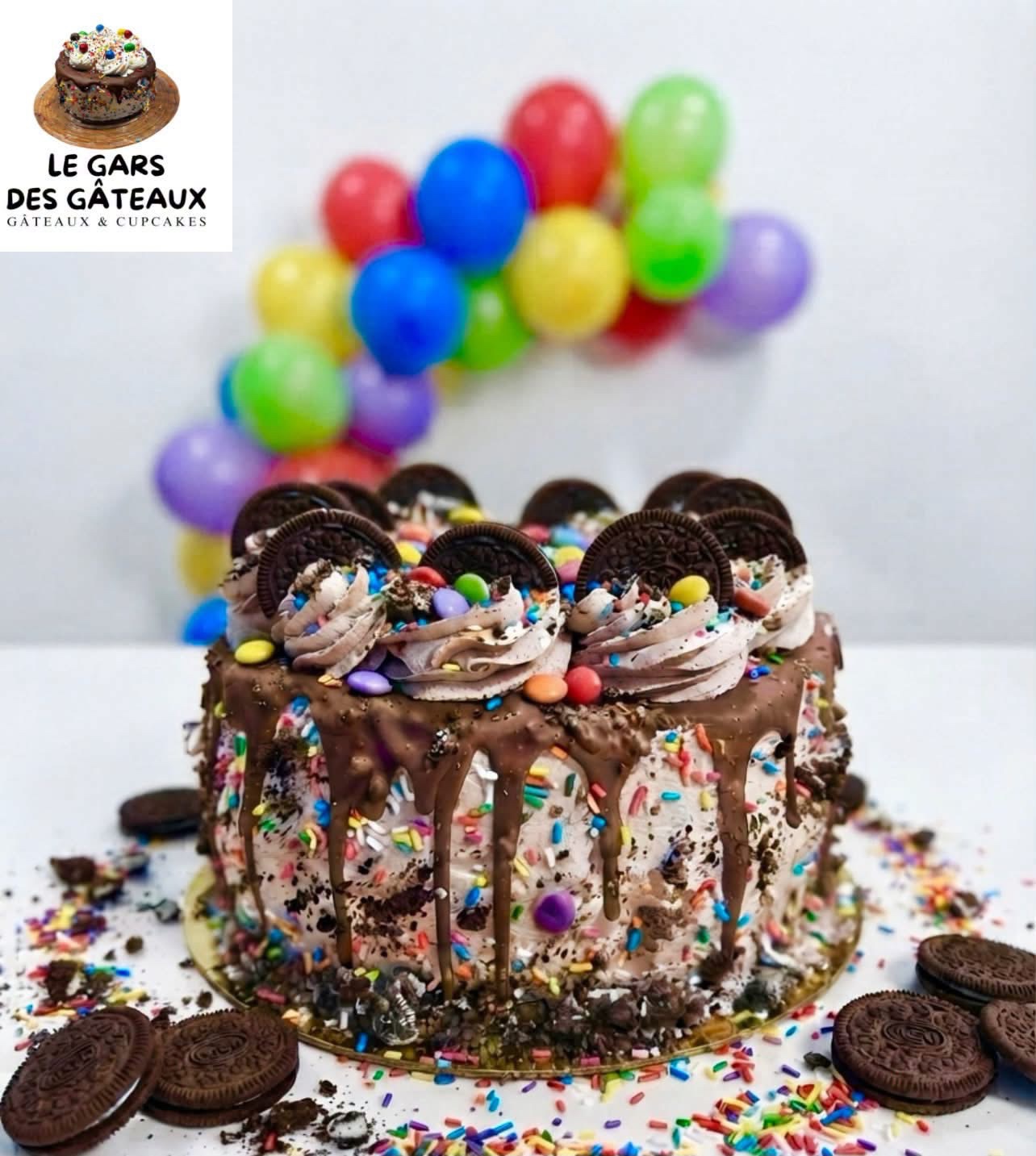 Gâteau Oreo : drip au chocolat, biscuits Oreo, bonbons colorés et vermicelles multicolores