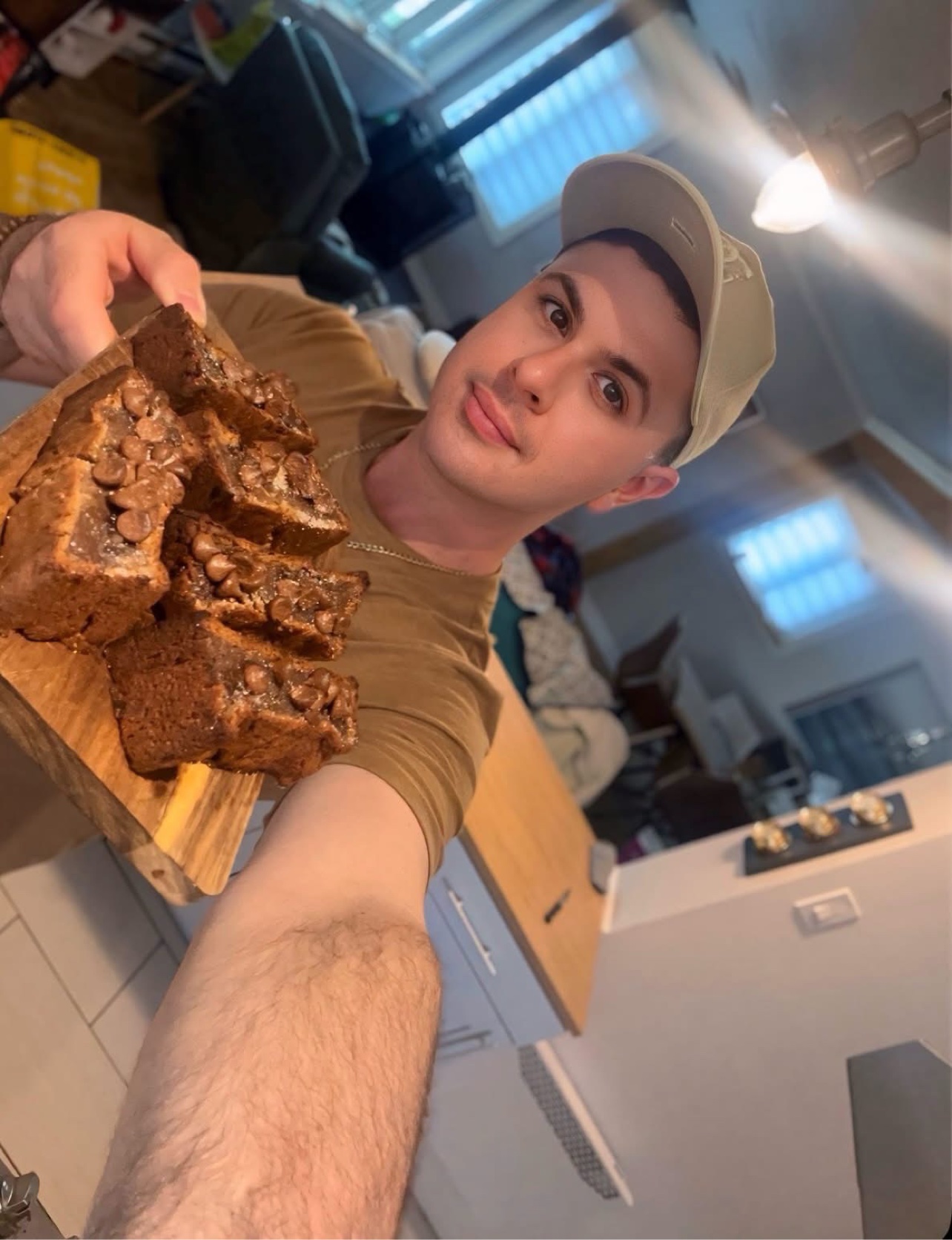 Alex tenant son pain aux bananes et au chocolat