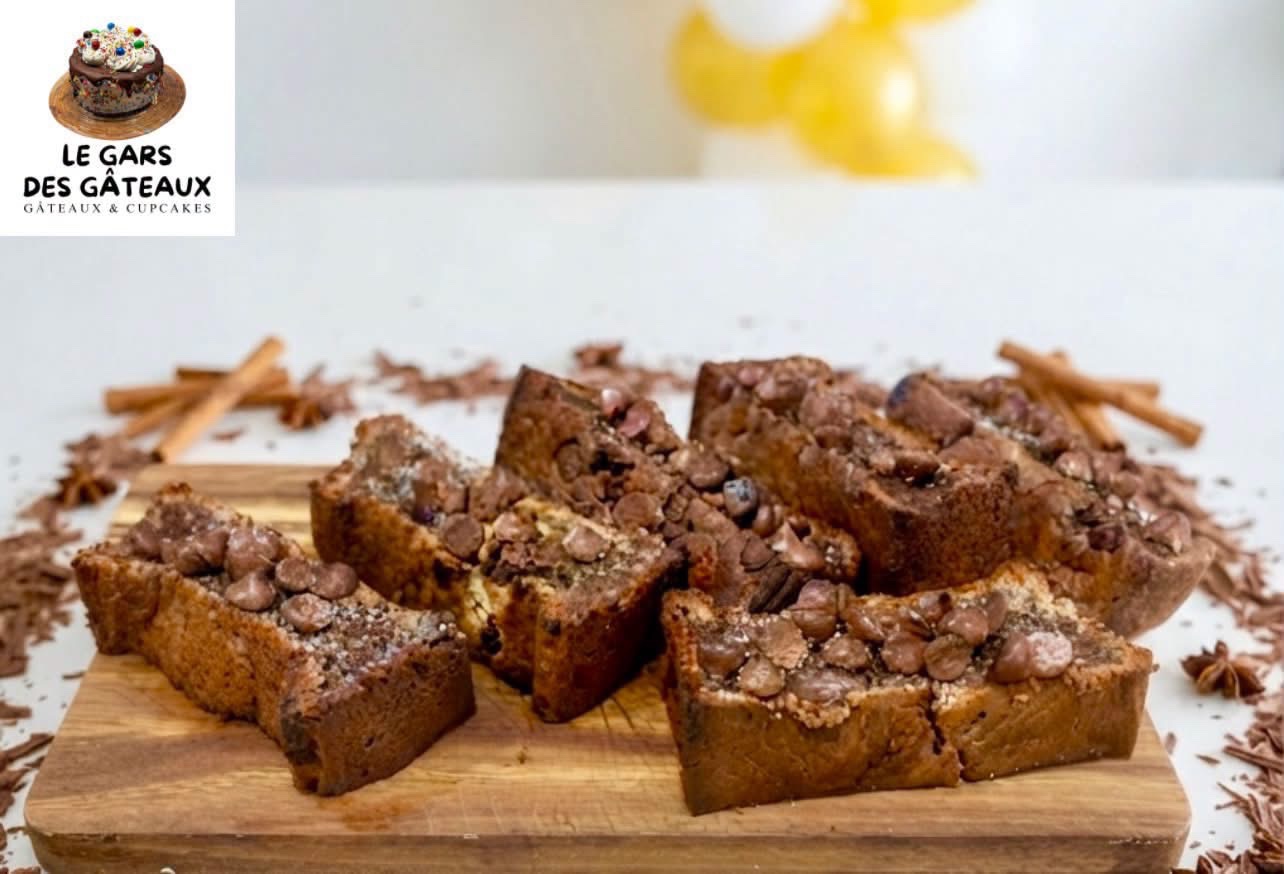 Tranches de pain aux bananes et au chocolat sur une planche de bois