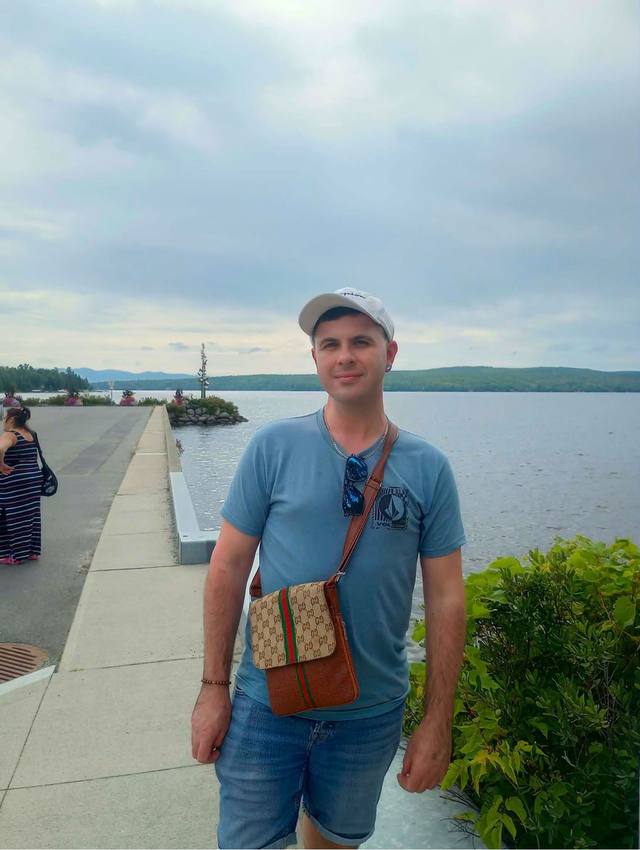 Alex au bord du lac M&eacute;gantic, entour&eacute; de montagnes