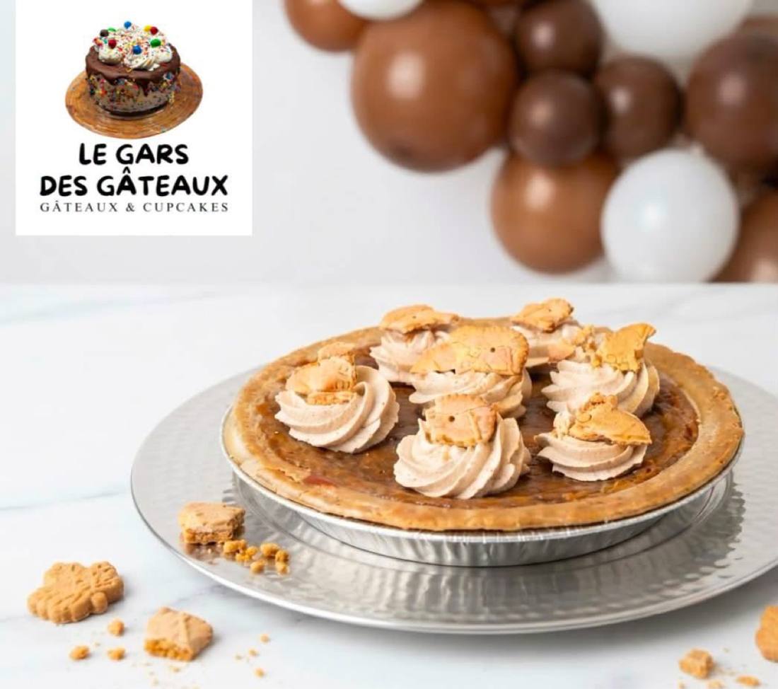 Tarte au sirop d'&eacute;rable d'Alex, d&eacute;cor&eacute;e de cr&egrave;me fouett&eacute;e et de biscuits feuille d'&eacute;rable
