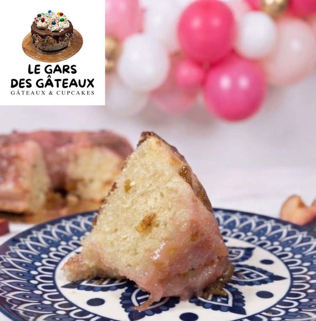 Pointe de renvers&eacute; aux prunes servie dans une assiette
