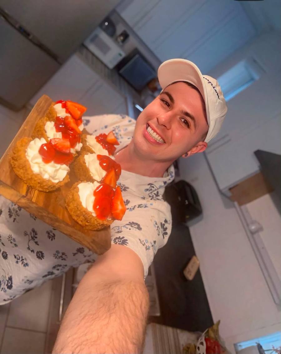 Alex souriant tenant une planche de petites tartes Graham aux cerises