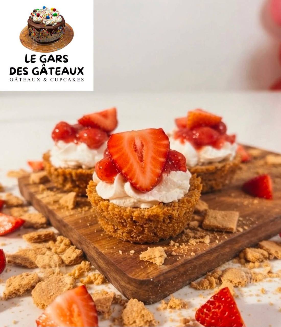 Gros plan sur une petite tarte Graham aux cerises garnie de fraises fra&icirc;ches