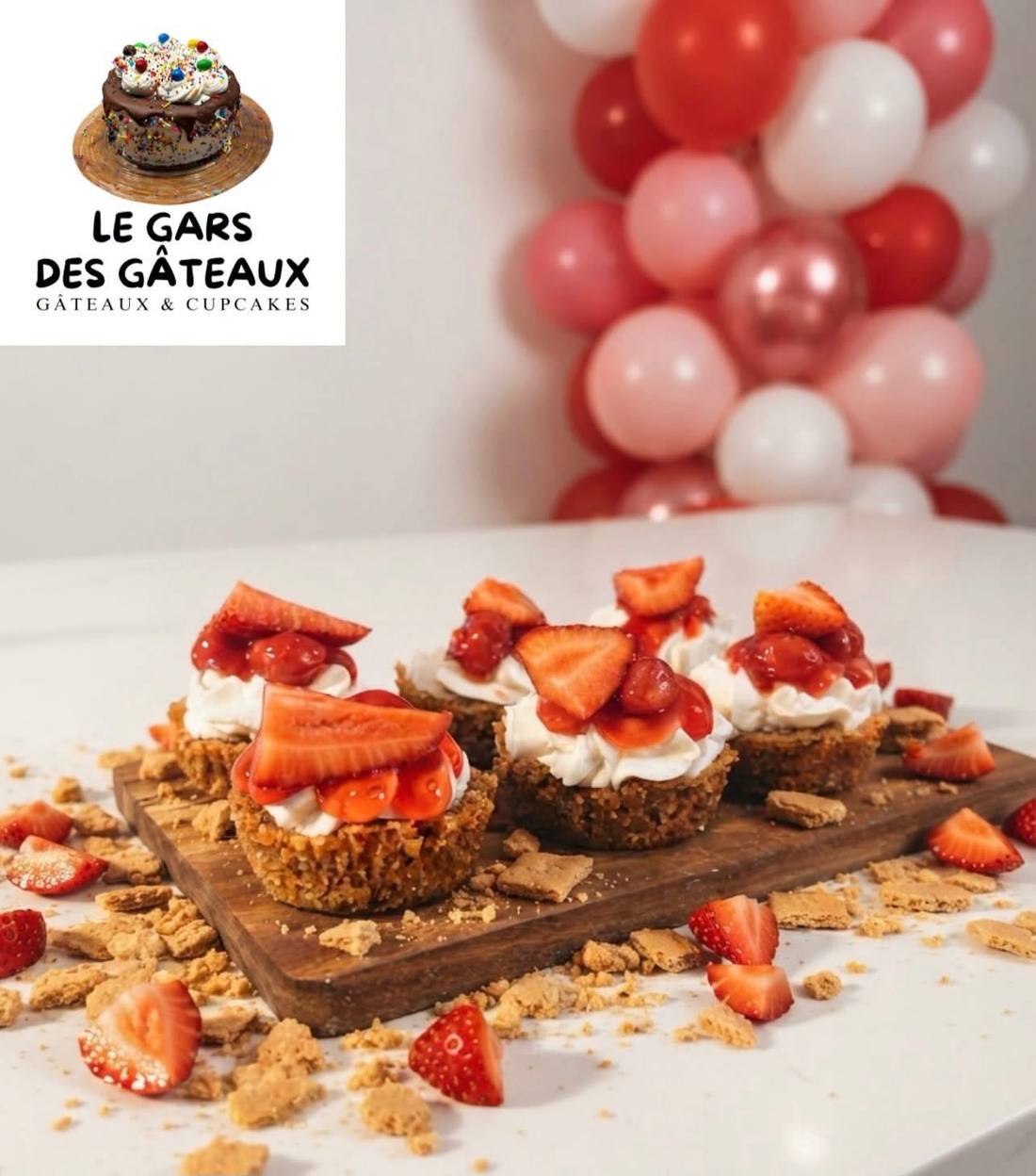 Petites tartes Graham aux cerises et aux fraises sur une planche de bois, avec le logo Le gars des g&acirc;teaux
