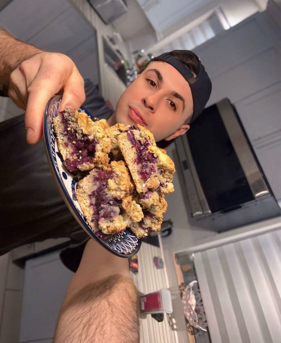 Alex tenant une assiette de carr&eacute;s aux fruits