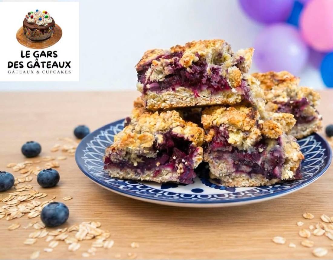 Carr&eacute;s aux fruits empil&eacute;s sur une assiette bleue, avec le logo Le gars des g&acirc;teaux