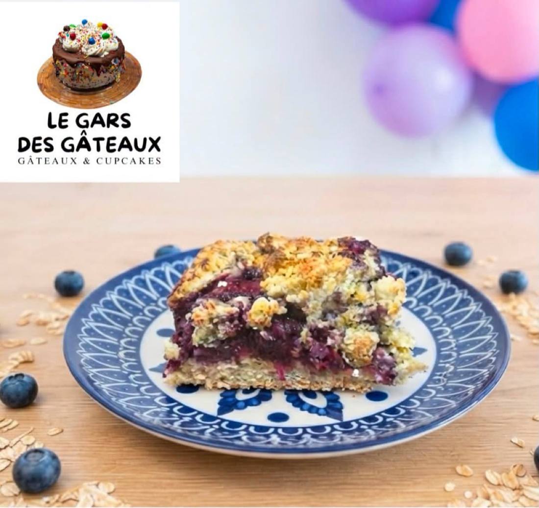 Un carr&eacute; aux fruits aux bleuets et framboises sur une assiette bleue