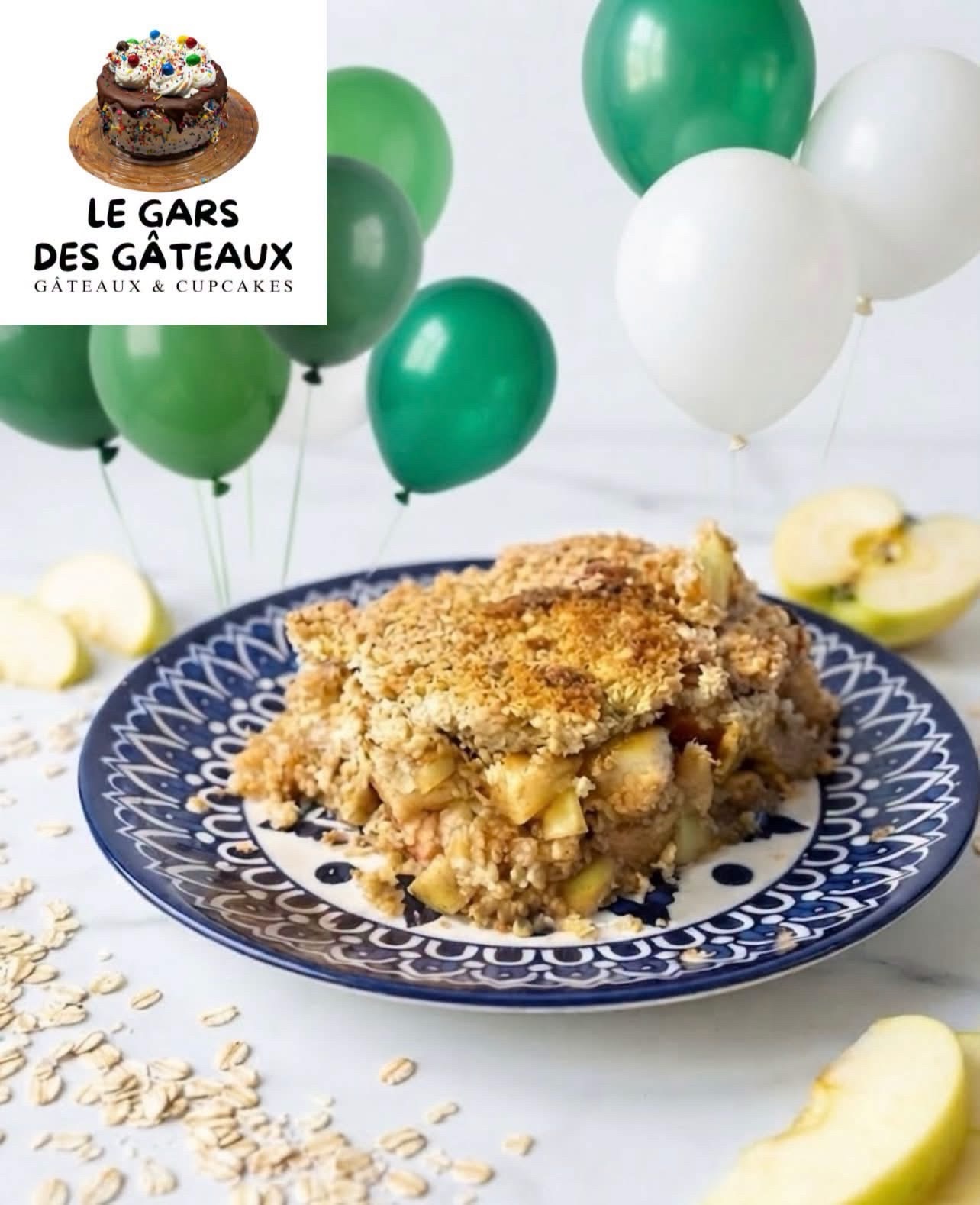 Croustade aux pommes dorée servie dans une assiette bleue, entourée de quartiers de pommes
