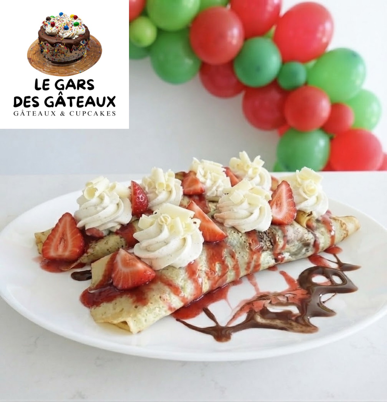 Assiette de crêpes aux fraises et aux pommes avec rosettes de crème fouettée à la vanille