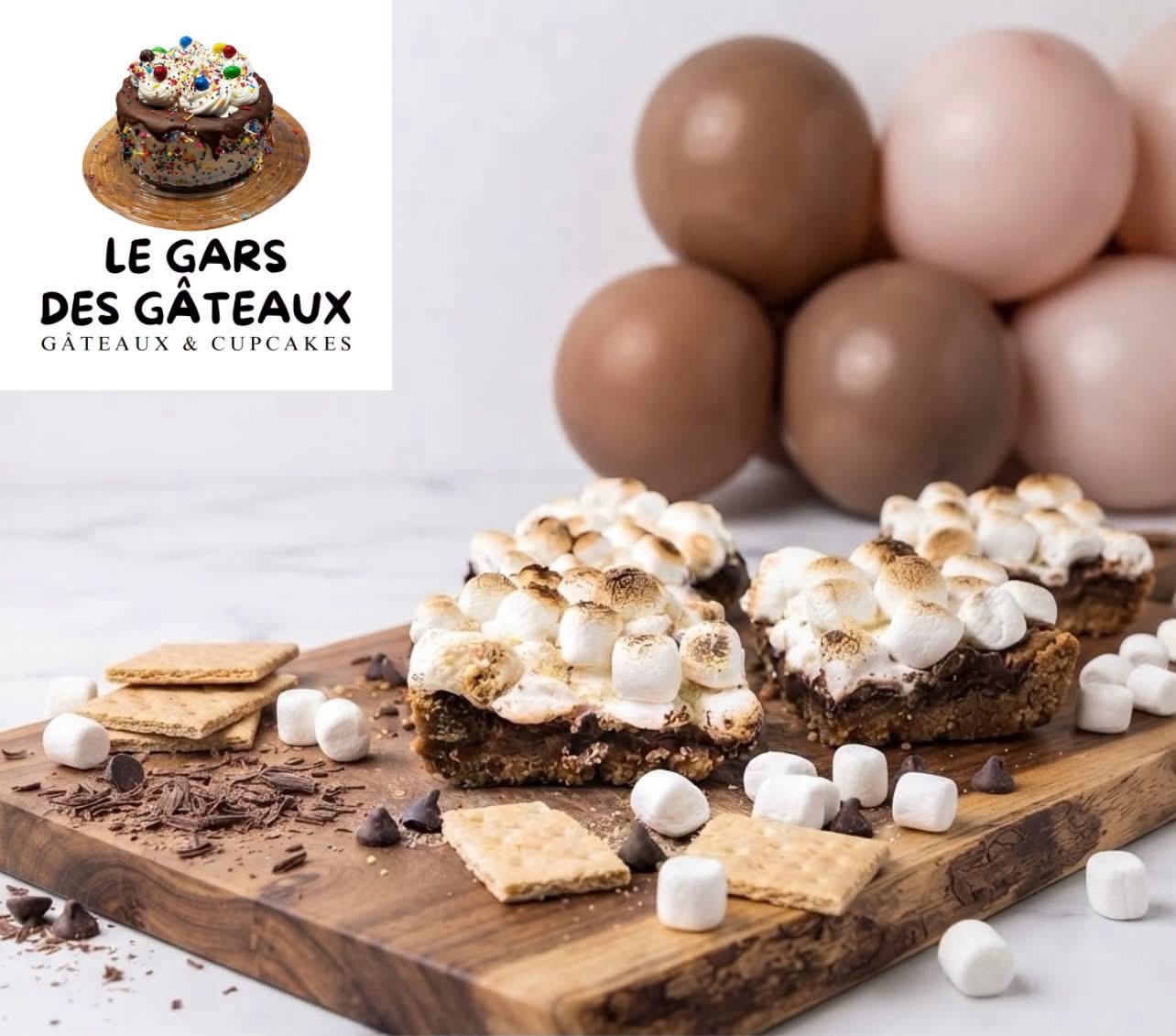 Brownies s’mores garnis de guimauves dorées sur une planche en bois