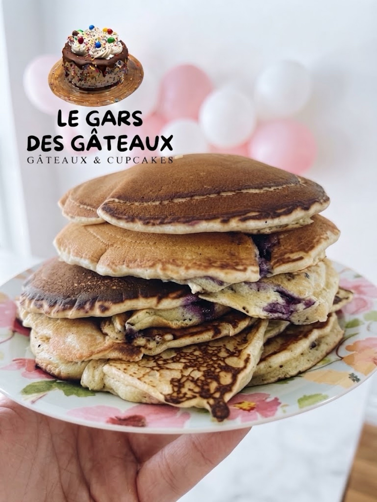 Pile de crêpes maison aux bleuets