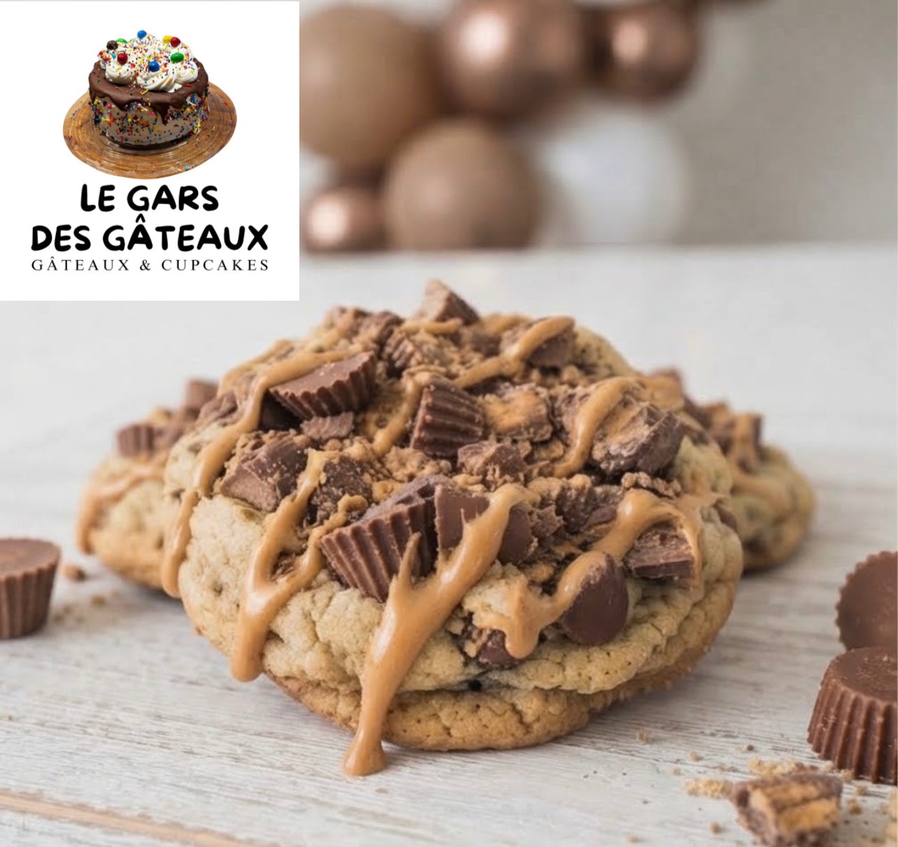 Biscuit Reese en gros plan avec morceaux de chocolat et filet de beurre d’arachide