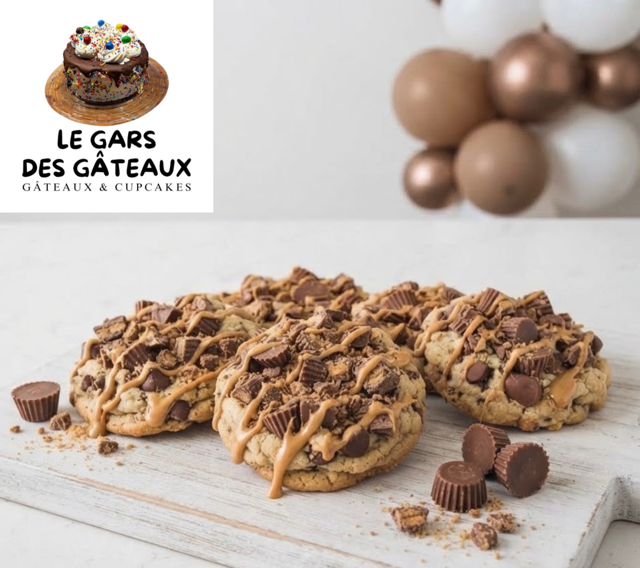 Fournée de biscuits Reese garnis de chocolat et de beurre d’arachide