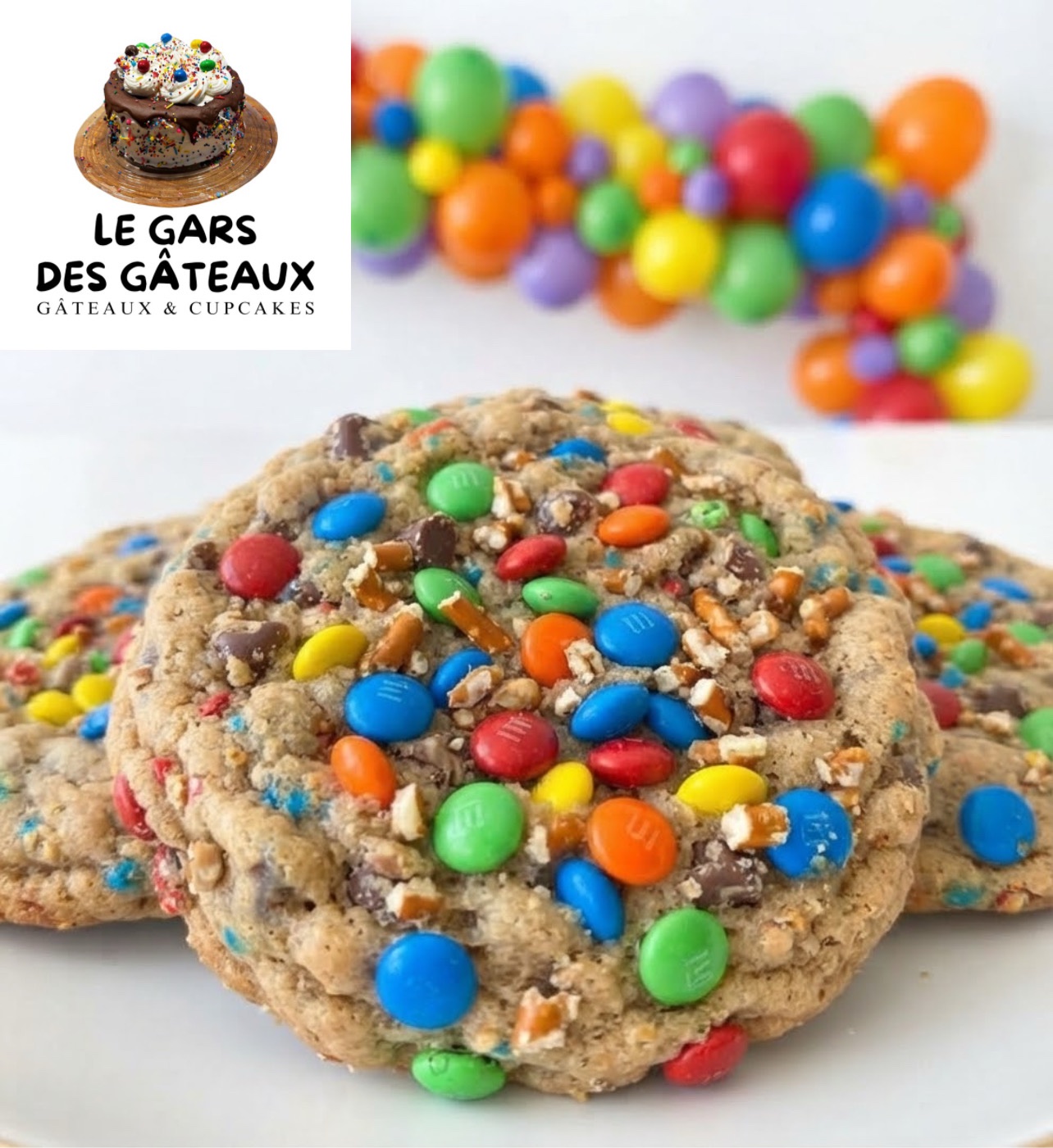 Biscuit M&M en gros plan garni de bonbons colorés