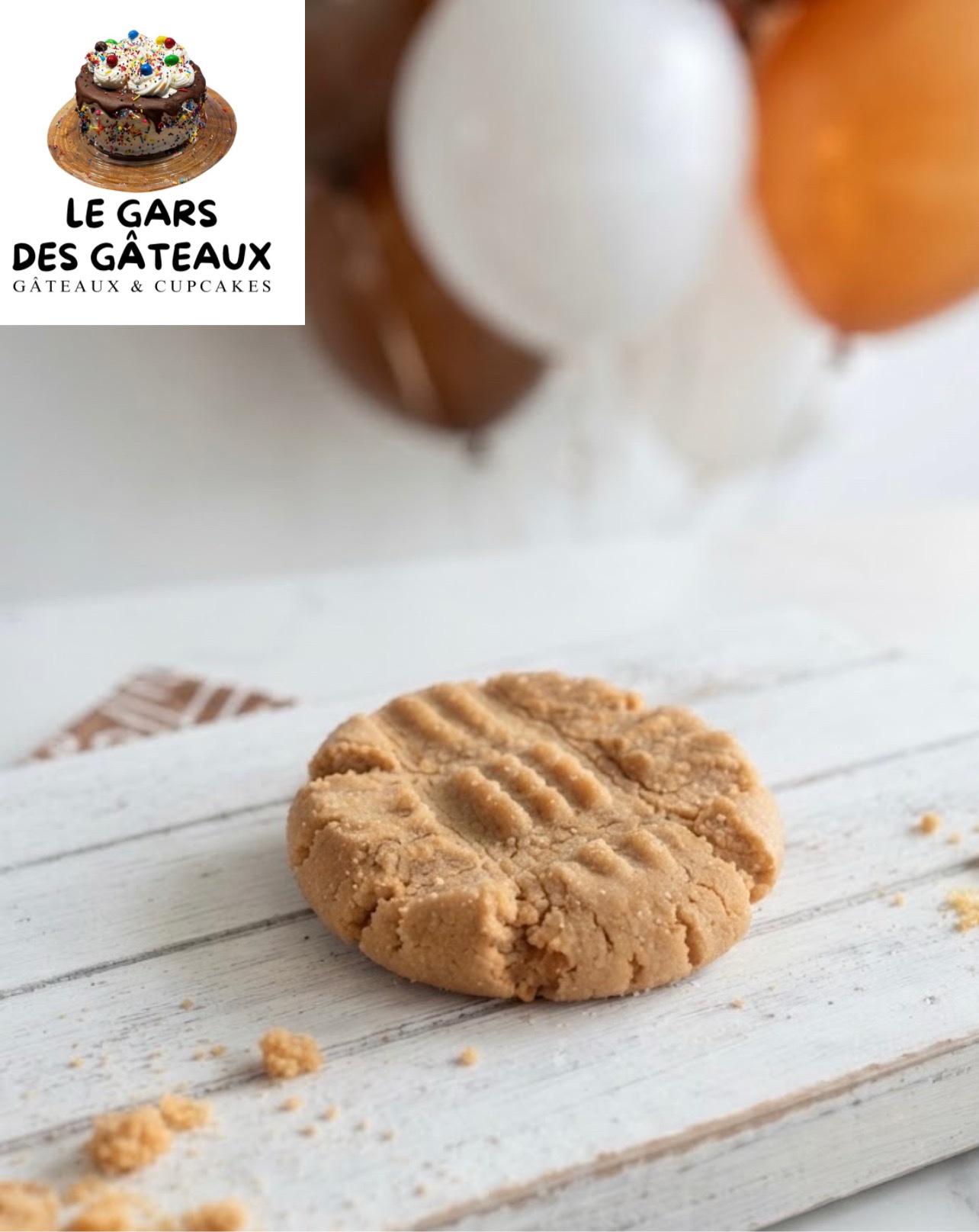 Gros plan sur un biscuit au beurre d'arachide avec le logo Le gars des g&acirc;teaux