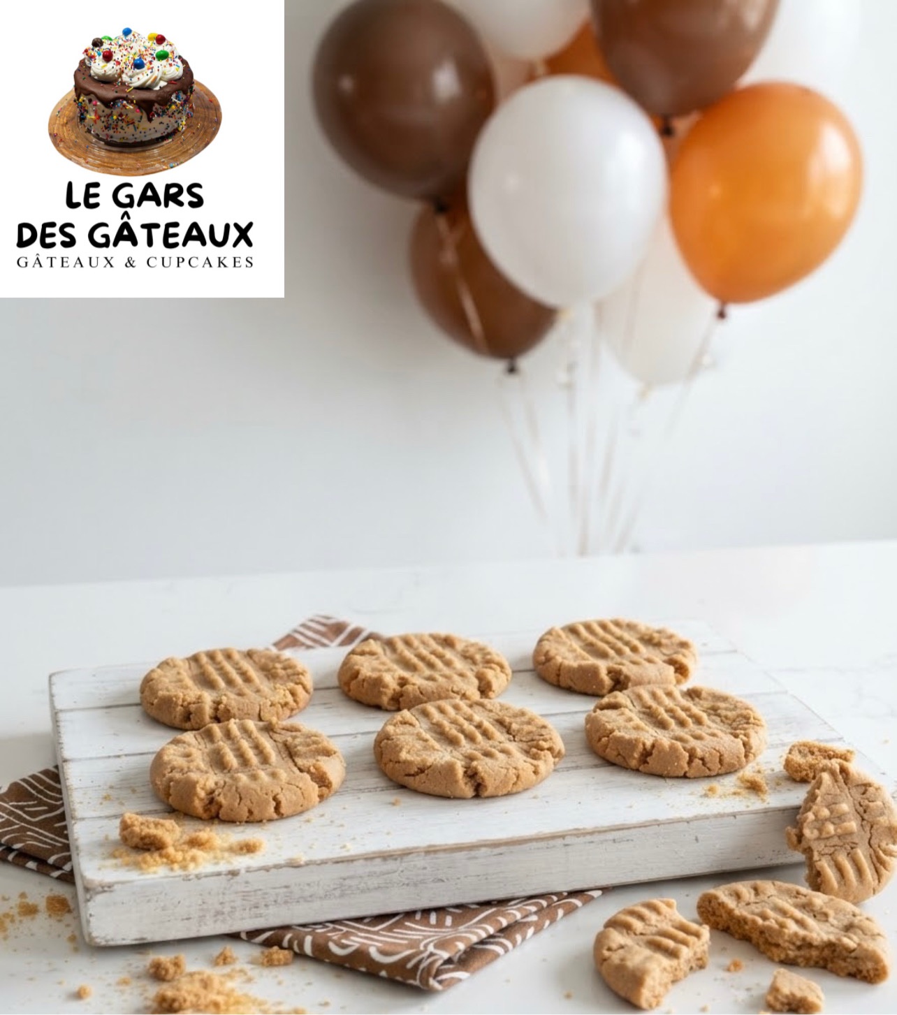 Biscuits au beurre d'arachide sur une planche en bois