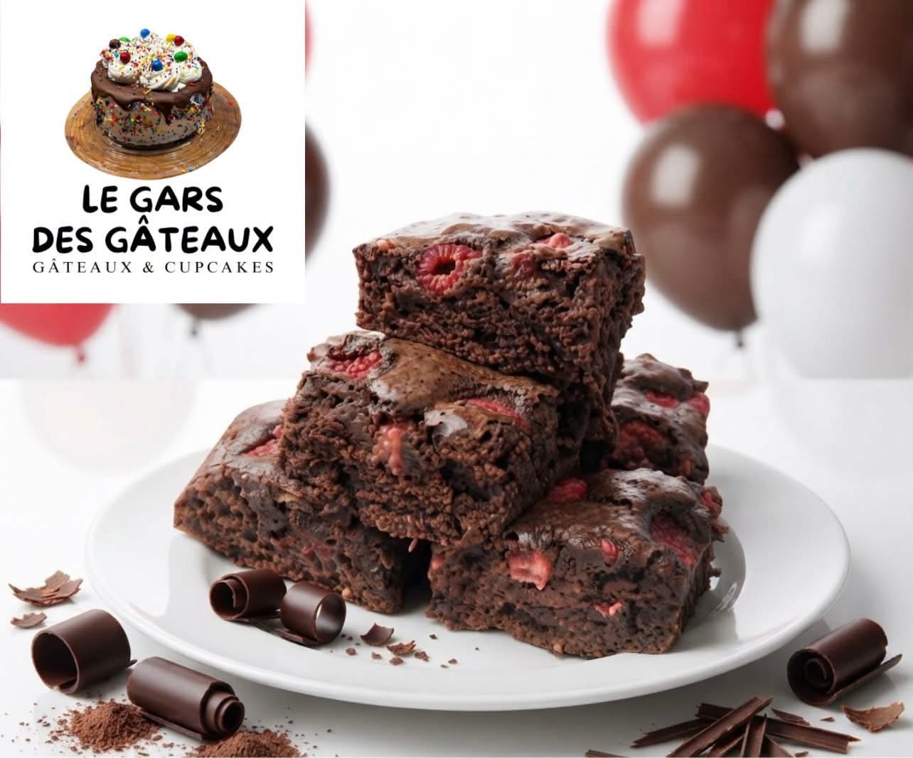 Brownies au chocolat garnis de framboises fraîches