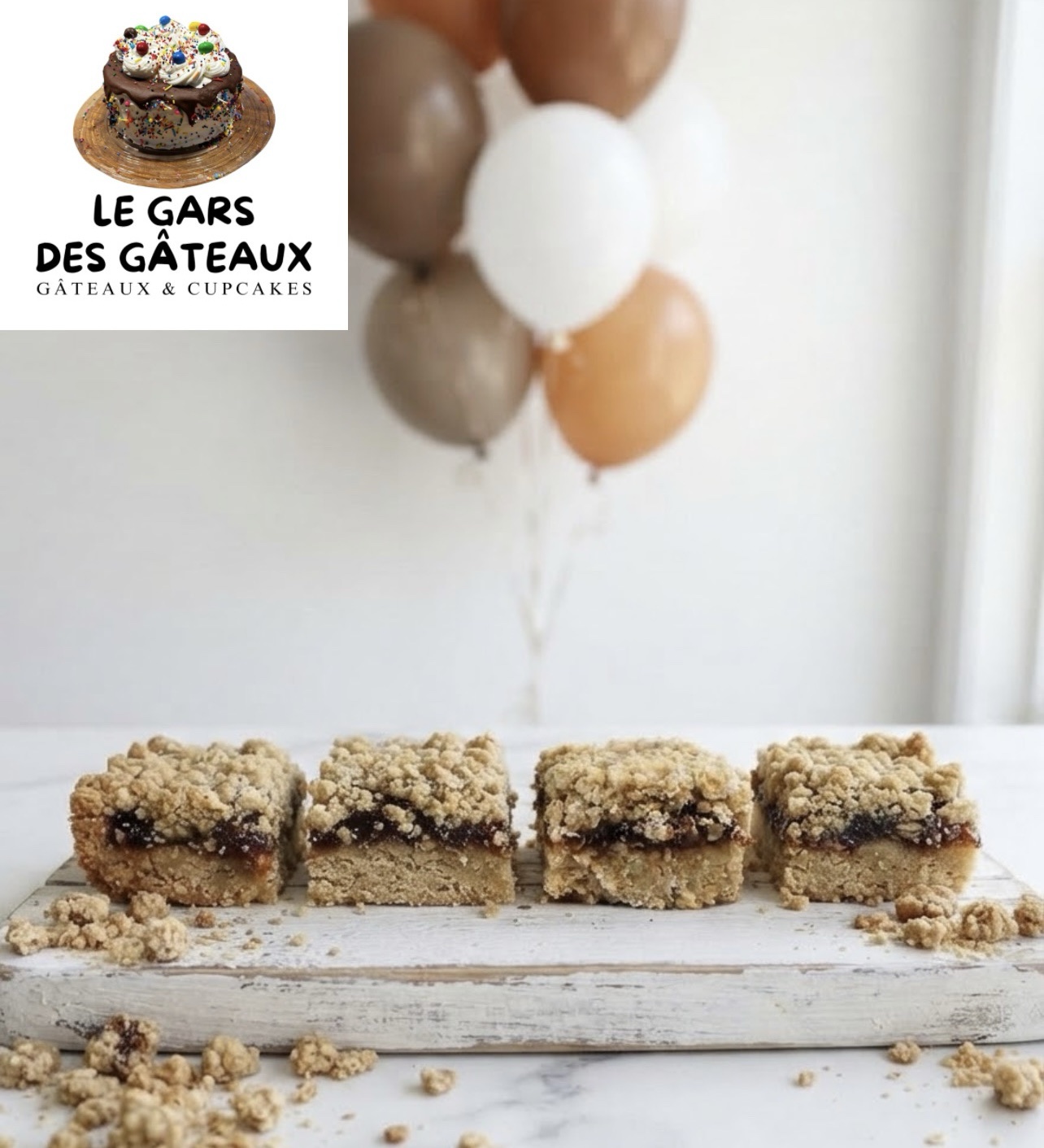Quatre carr&eacute;s aux dattes sur une planche en bois