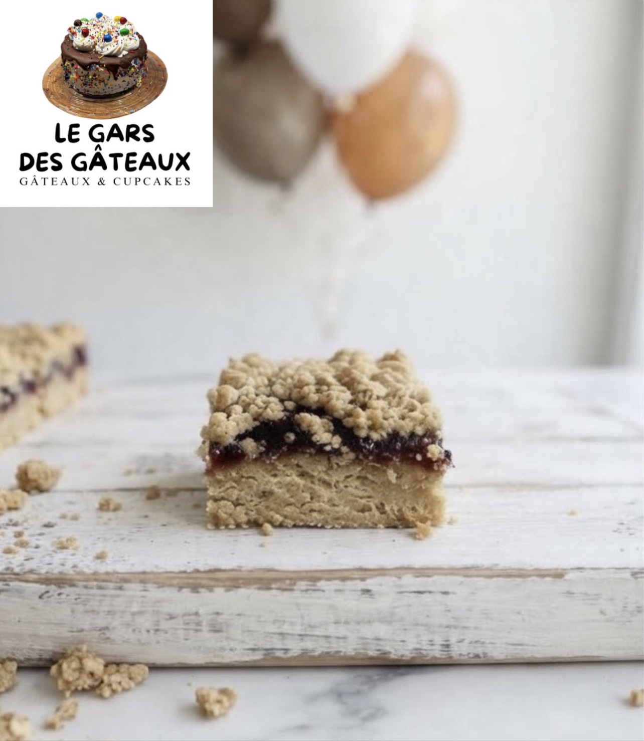 Gros plan sur un carr&eacute; aux dattes avec sa garniture fondante