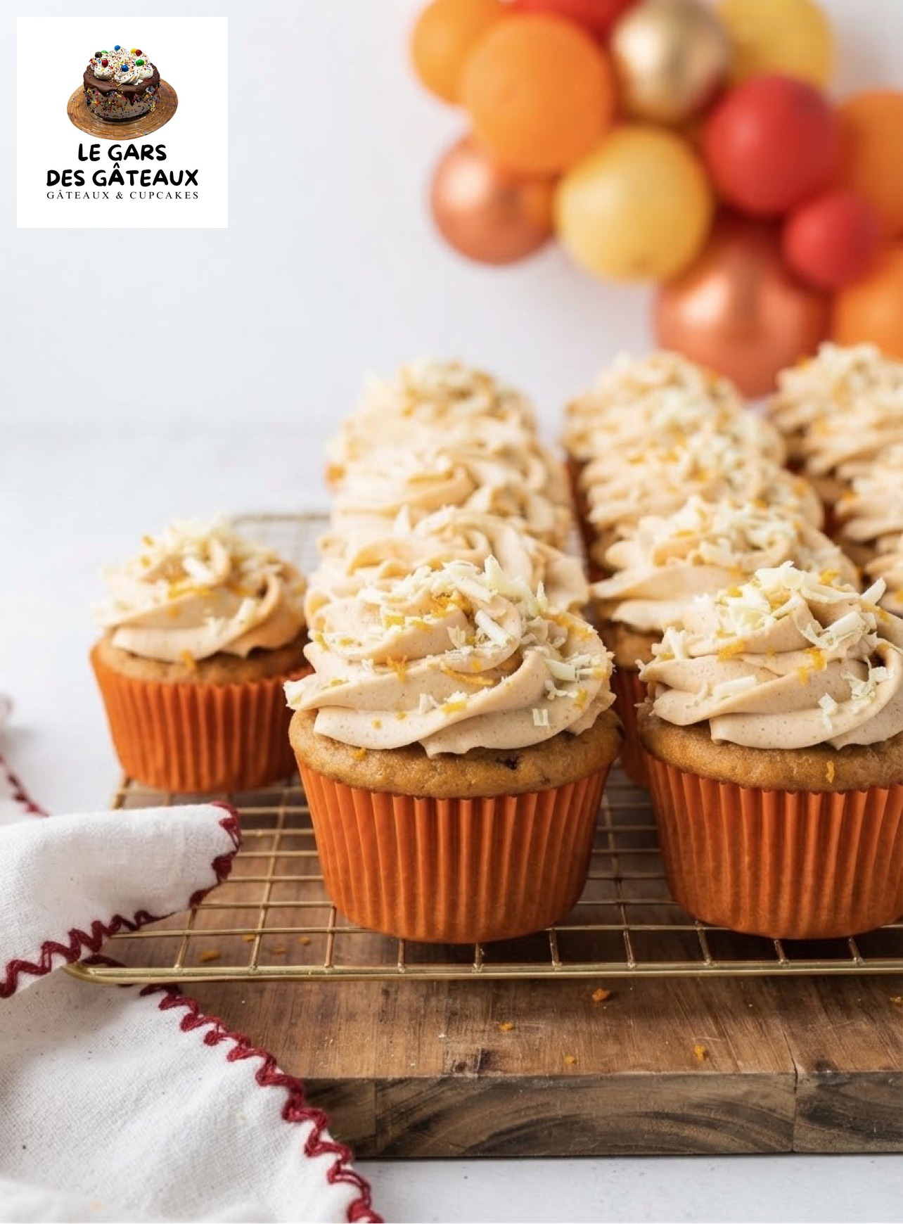 Cupcakes &agrave; la citrouille avec gla&ccedil;age cr&eacute;meux sur une grille, avec le logo Le gars des g&acirc;teaux