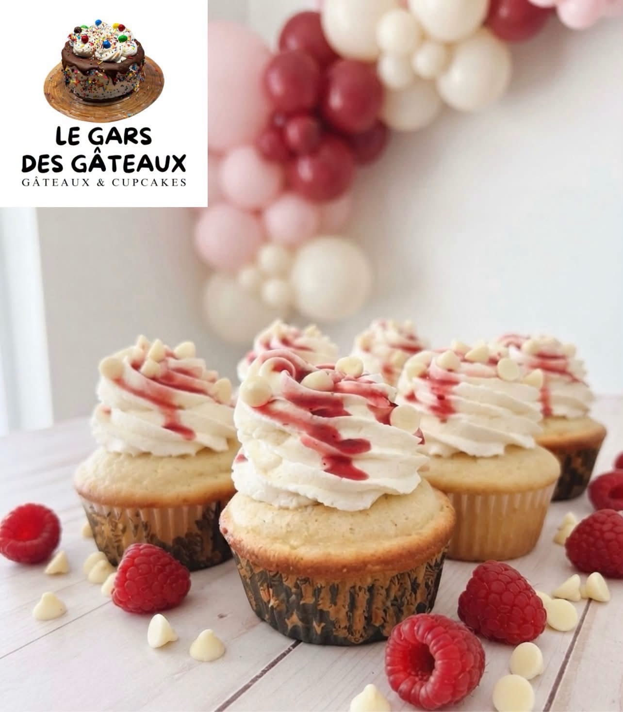 Cupcakes à la vanille garnis de framboises et de glaçage