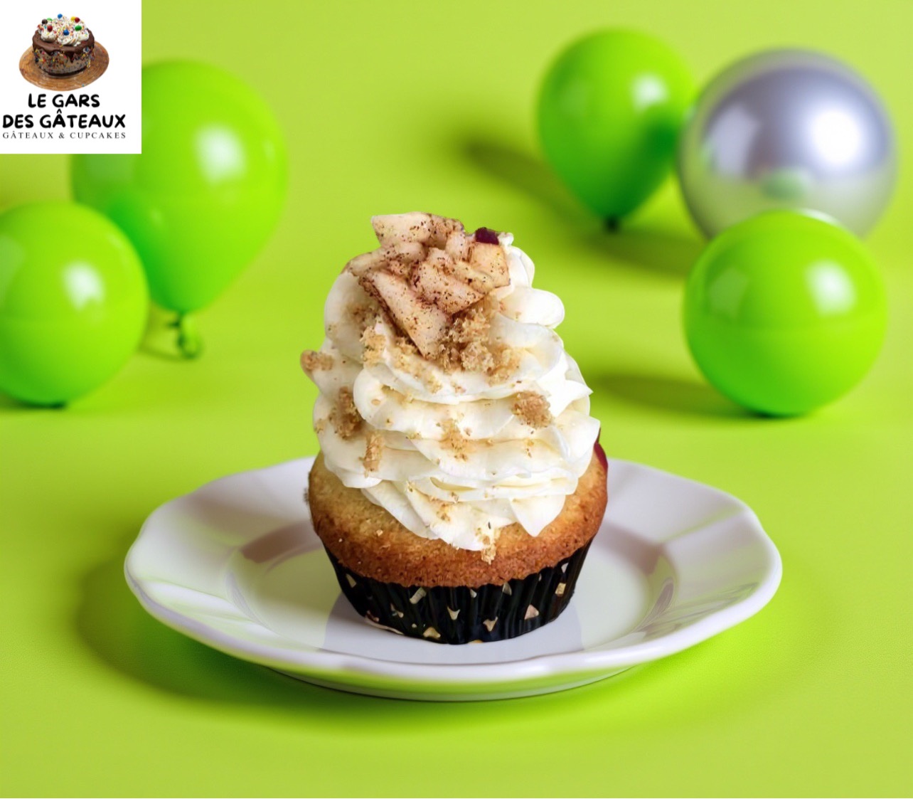 Cupcake &agrave; la vanille garni de cr&egrave;me fouett&eacute;e et de d&eacute;s de pommes &agrave; la cannelle