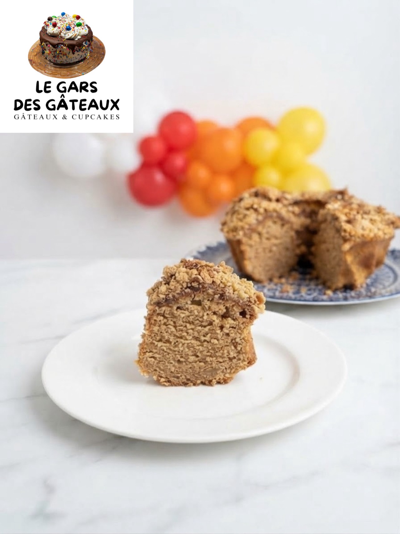 Part de gâteau croustade aux pommes sur une assiette, avec le logo Le gars des g&acirc;teaux