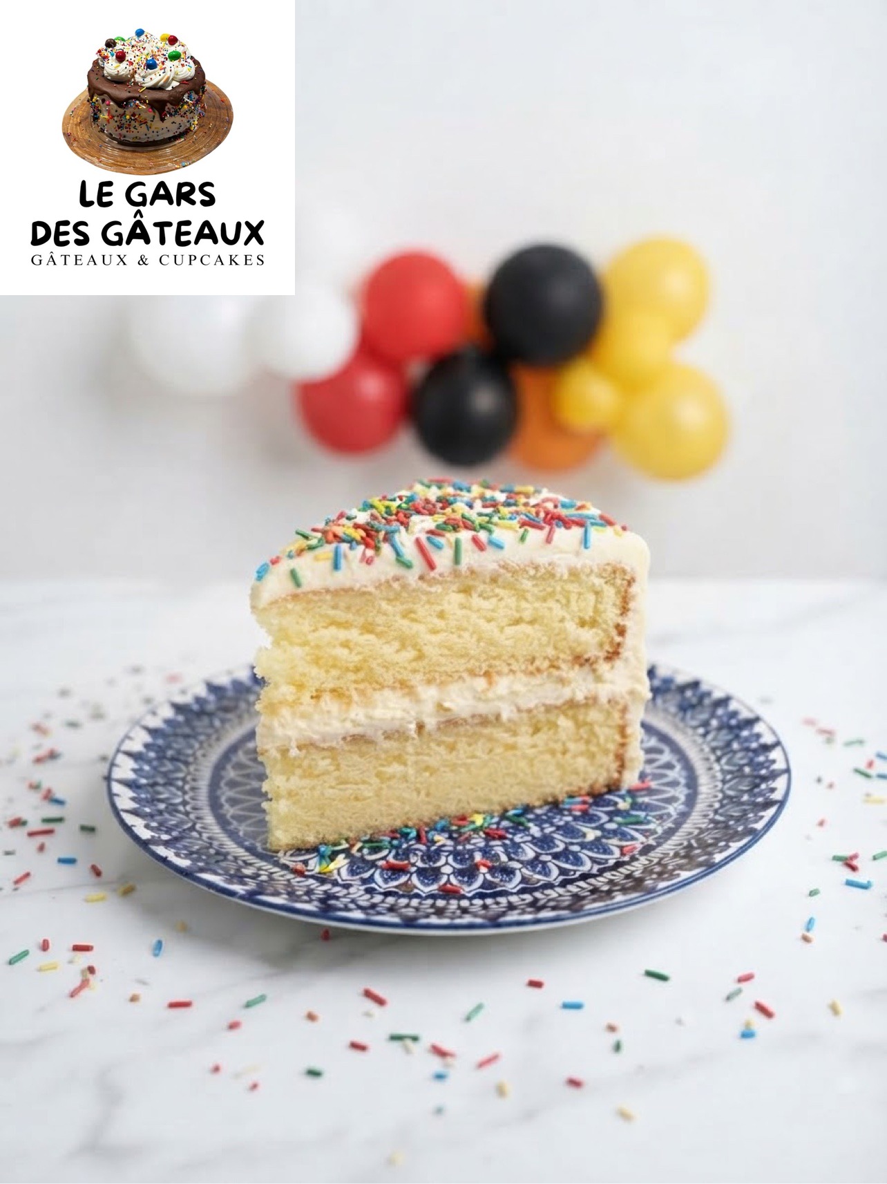 Gâteau à la vanille avec glaçage et vermicelles colorés