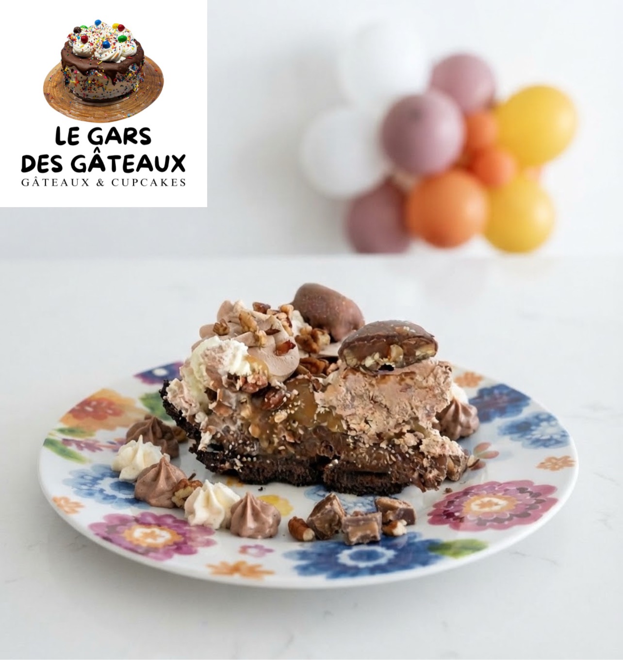 Part de tarte Turtles au chocolat, caramel et noix, avec le logo Le gars des g&acirc;teaux
